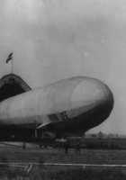 Das Luftschiff "Viktoria Luise" und ein Hangar